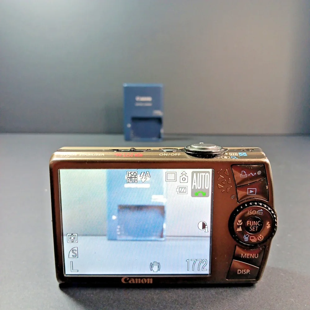 Canon Powershot SD880 IS Digital ELPH 10MP Camera SD, Battery, Charger Tested